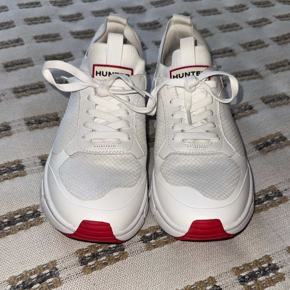 Hunter White Low-Top Sneakers Tennis shoes with Red Accents women’s size 8 1/2